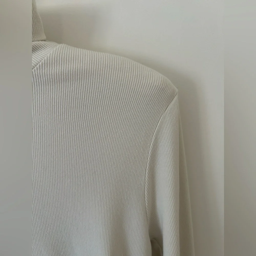 Vintage Ralph Lauren Ribbed Knit Turtleneck Sweater in Cream
Size: Large
EUC - Picture 3 of 10